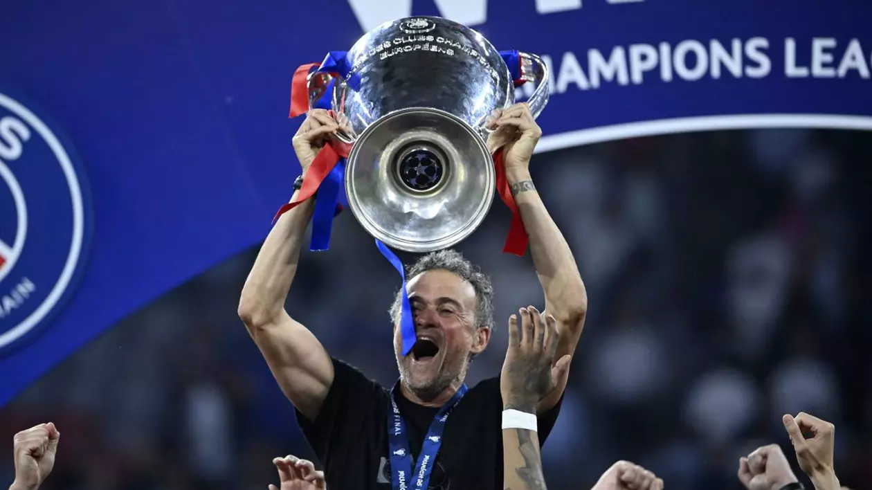 Luis Enrique ridică trofeul Ligii Campionilor deasupra capului, purtat pe brațe.