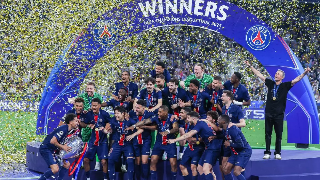 Paris Saint-Germain vs FC Internazionale - Finala Ligii Campionilor UEFA, Allianz Arena, München, Germania - 02 iunie 2025 Confetii peste tot, banner cu inscriptia Winner