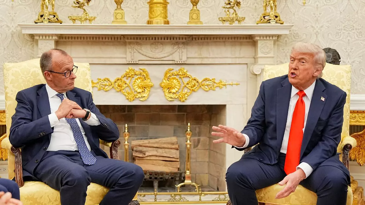 Președintele american Donald Trump (dreapta) se întâlnește cu cancelarul german Friedrich Merz în Biroul Oval de la Casa Albă.