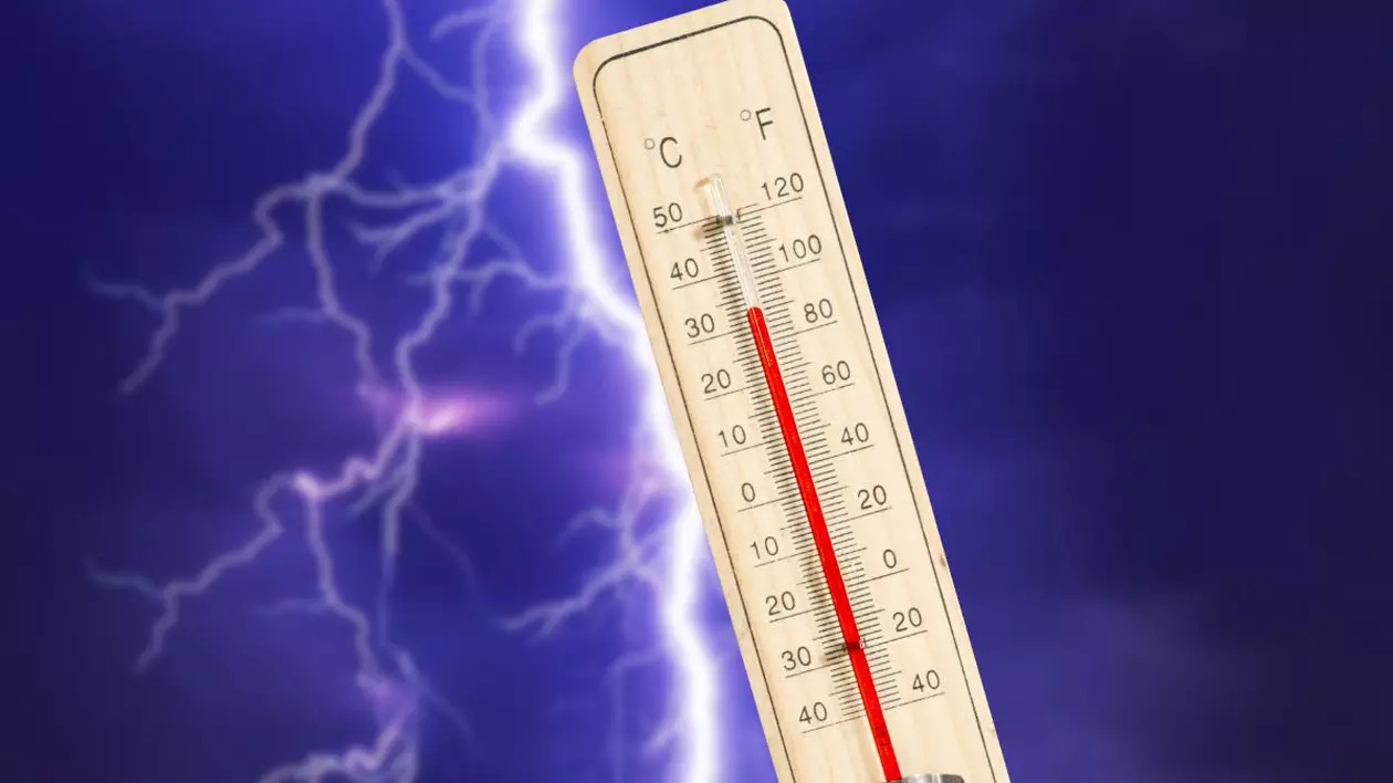 Imagine creativă cu un termometru care indică căldură excesivă, peste 30 de grade Celsius, iar pe fundal nori de furtună și fulgere