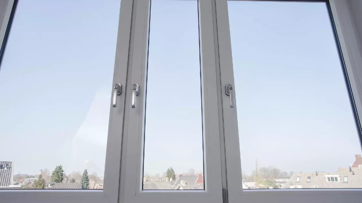 În imagine apar niște ferestre termopan simple, cu ramă albă