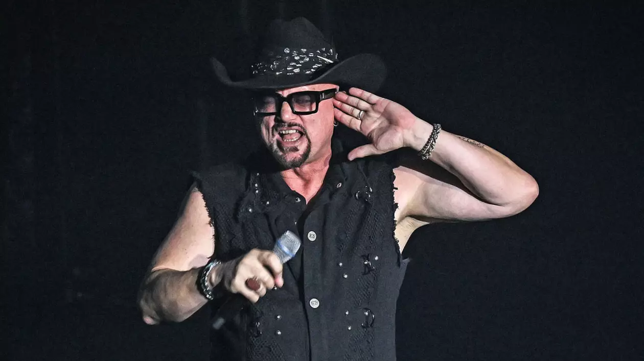 Geoff Tate pe scenă cu microfonul în mână