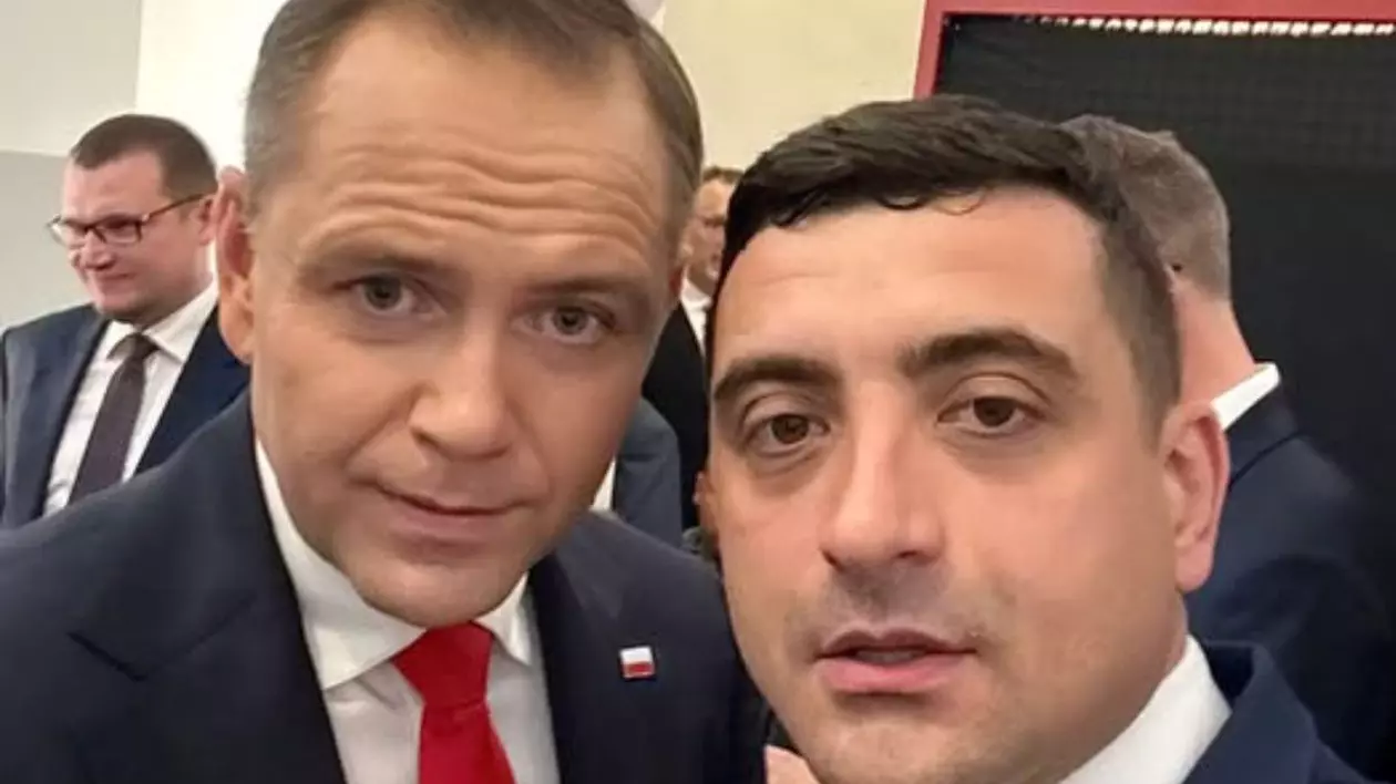 George Simion în dreapta, alături de Karol Nawrocki, in stanga