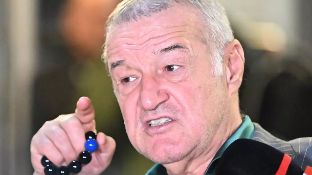 Gigi Becali, cu mătănii în mână și arătând cu degeteul, la interviu după meciul dintre PAOK Salonic și FCSB, din cadrul UEFA Europa League, desfășurat pe Stadionul Toumba din Salonic, joi 3 octombrie 2024.