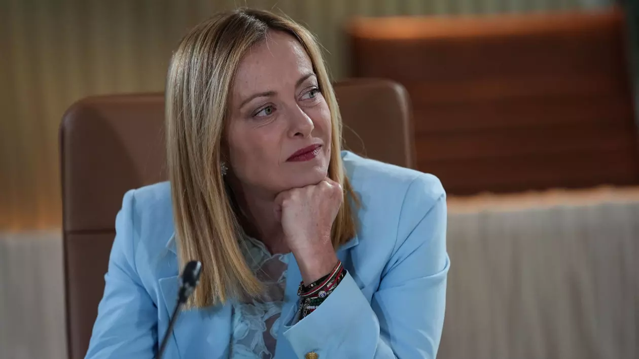 Giorgia Meloni la summitul G7 din Canada, îmbrăcată în costum albastru