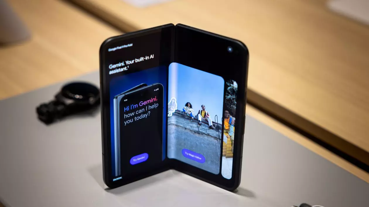 Un telefon Google Pixel 9 Pro Fold deschis pe o masă gri de prezentare.