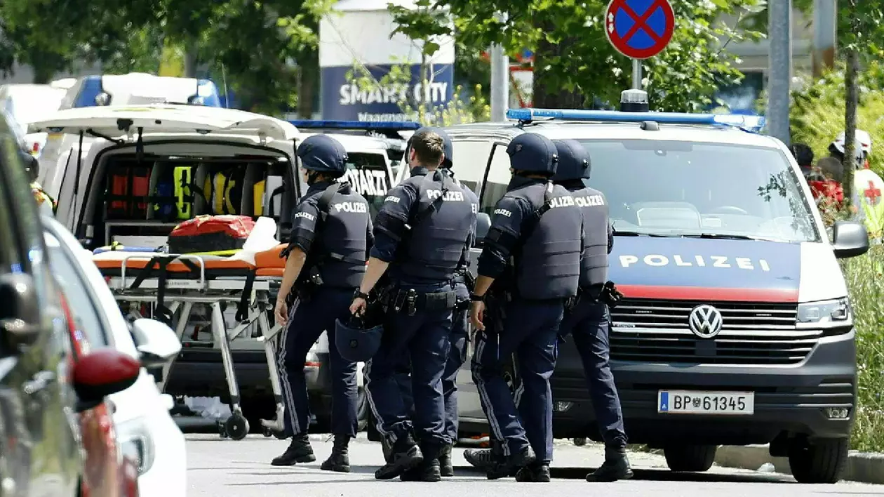 polițiști din Graz, Austria, făcând un raid