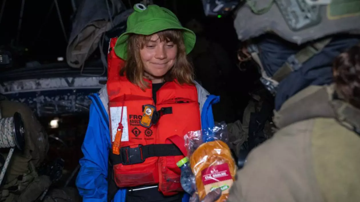 Femeie cu palarie verde, vesta de salvare rosie. primeste o paine de la un militar aflat cu spatele, noaptea