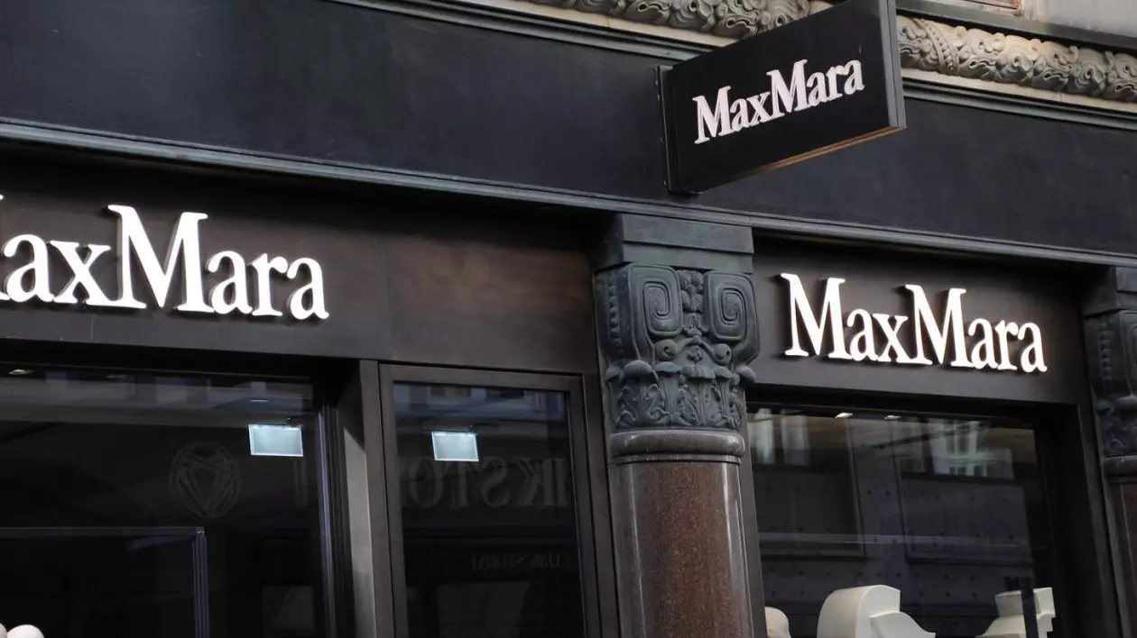 Magazinul Max Mara de pe Ströget în capitala daneză, Copenhaga, cu uși maro închis și firma care se vede alb pe negru