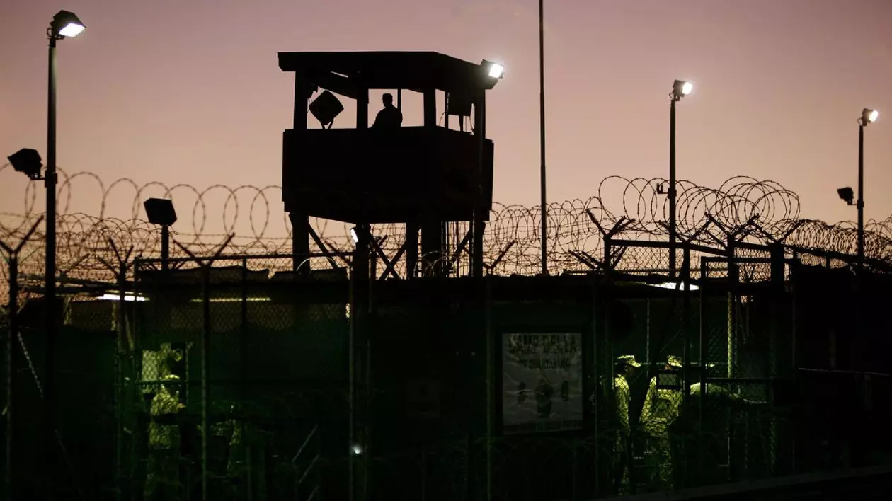 Imagini după apus cu un turn de veghe la lagărul de detenție, Camp Delta de pe stația navală americană Guantanamo Bay, Cuba