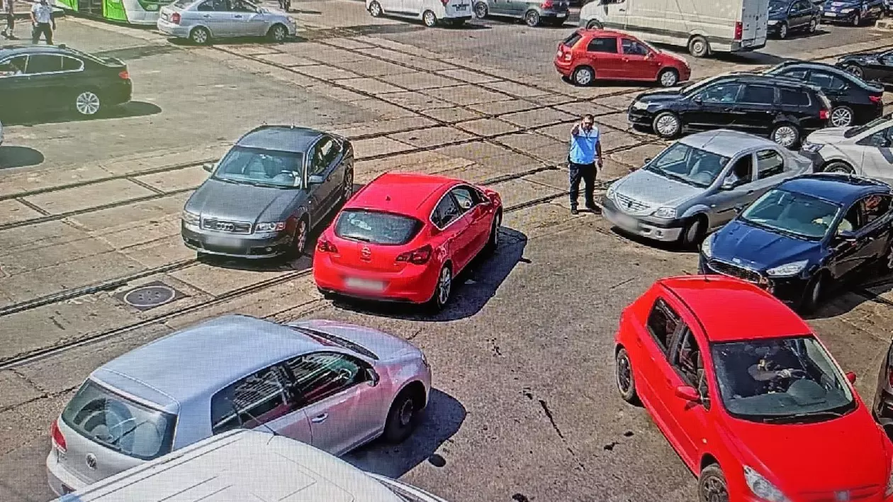 Un polițist dirijează o intersecție aglomerată din București