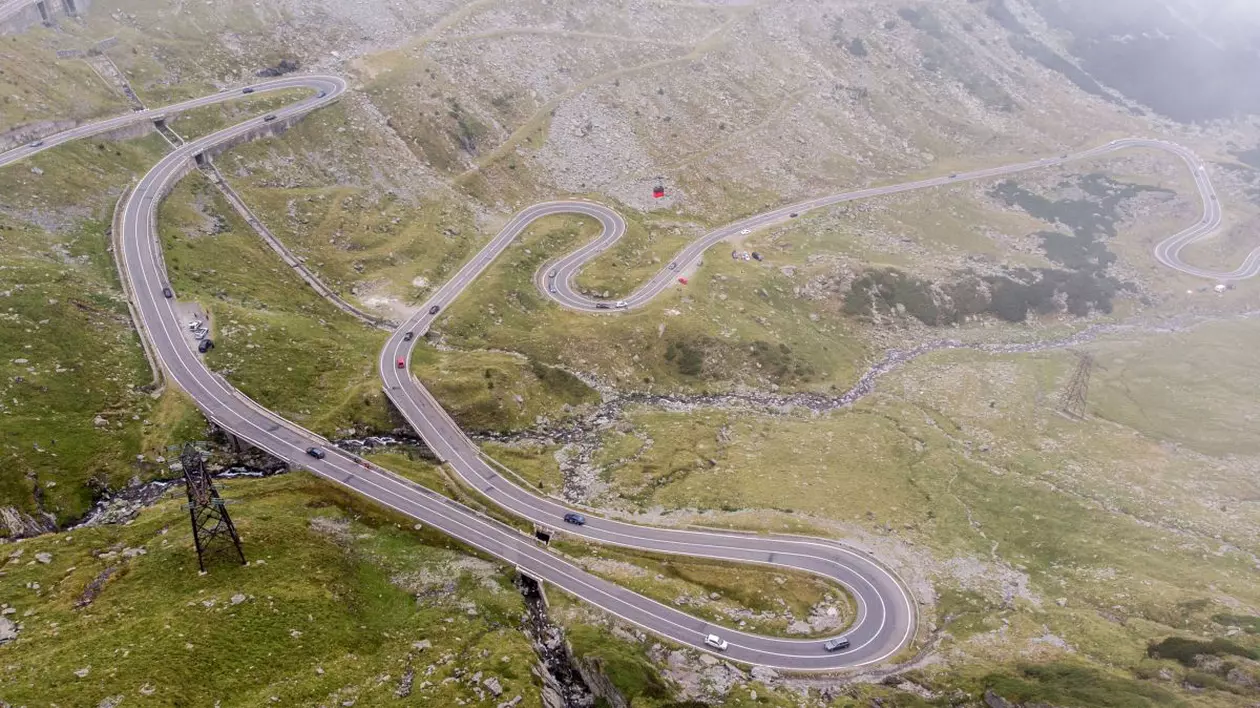 Imagine din drona cu DN 7C, Transfagarasan , construit intre anii 1970-1974 in Muntii Fagaras, sambata 25 august 2018. Soseaua Transfagarasan se afla pe Drumul National 7C (152 km) ce leaga Transilvania de Muntenia, traversand cel mai inalt lant muntos din Romania, Muntii Fagaras, pe o distanta de aproximativ 92 km prin judetele Arges si Sibiu. Soseaua ajunge la altitudinea maxima de 2042 metri la Balea Lac.