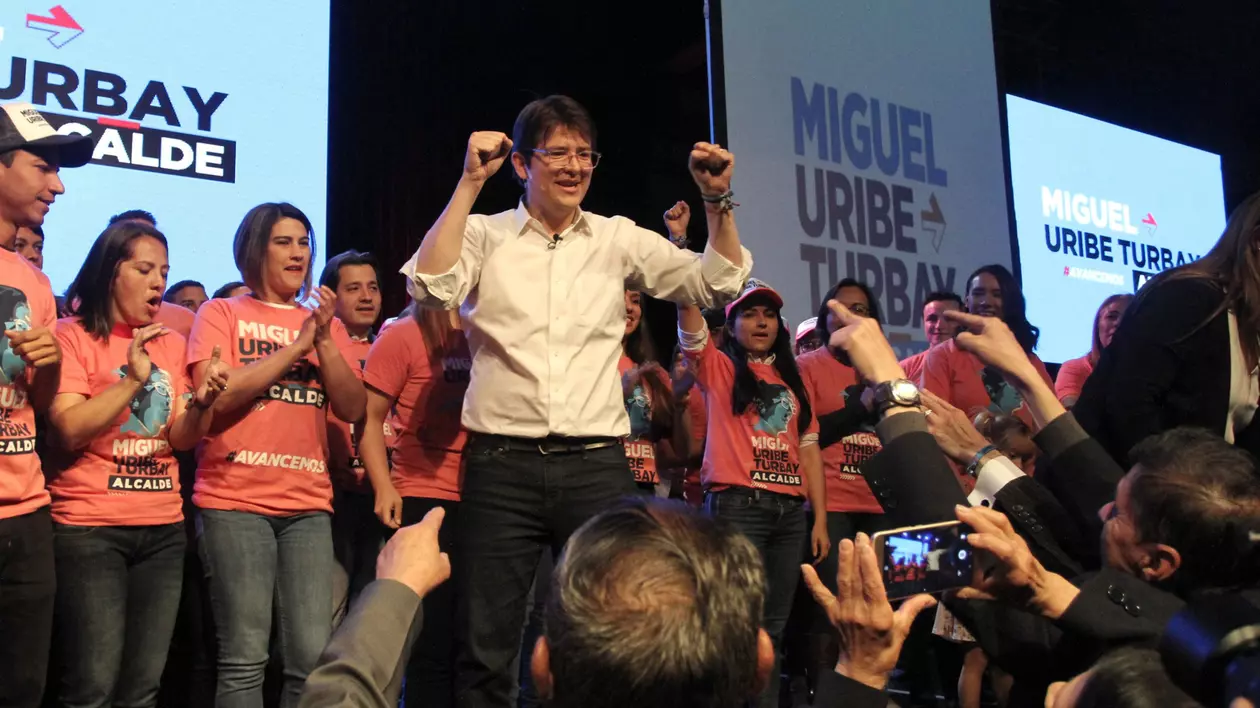 Senatorul columbian Miguel Uribe vorbește în timpul unui miting de campanie din Bogota