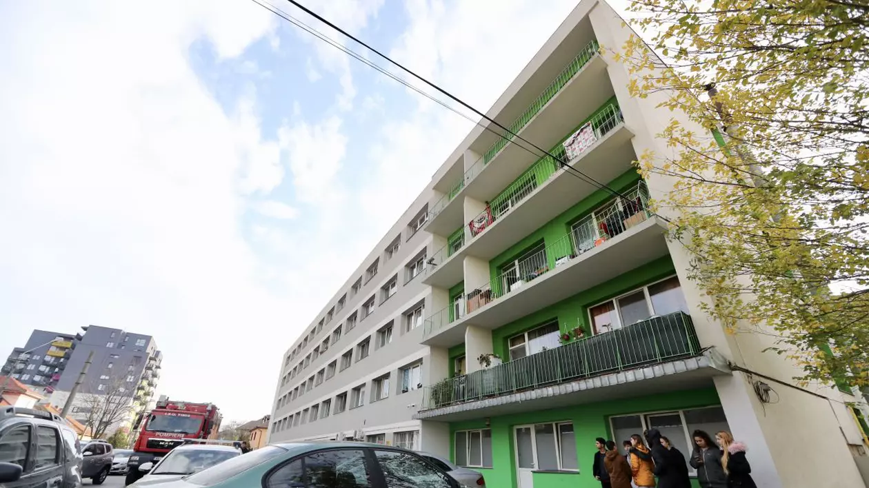 O echipa de decontaminare a MAPN a sosit la blocul de locuinte in care o deratizare a facut 3 victime si a intoxicat aproape 30 de persoane, la Timișoara