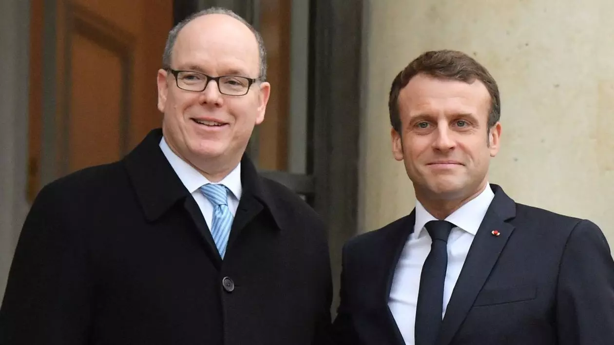 Președintele Emmanuel Macron îl întâmpină pe Prințul Albert al II-lea de Monaco înainte de întâlnirea lor de la Palatul Elysee din Paris, Franța
