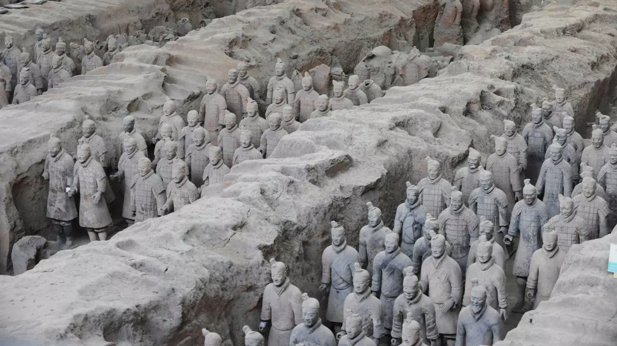 Vedere generală a statuilor Armatei de Teracotă de la Muzeul Mausoleului Împăratului Qinshihuang din China