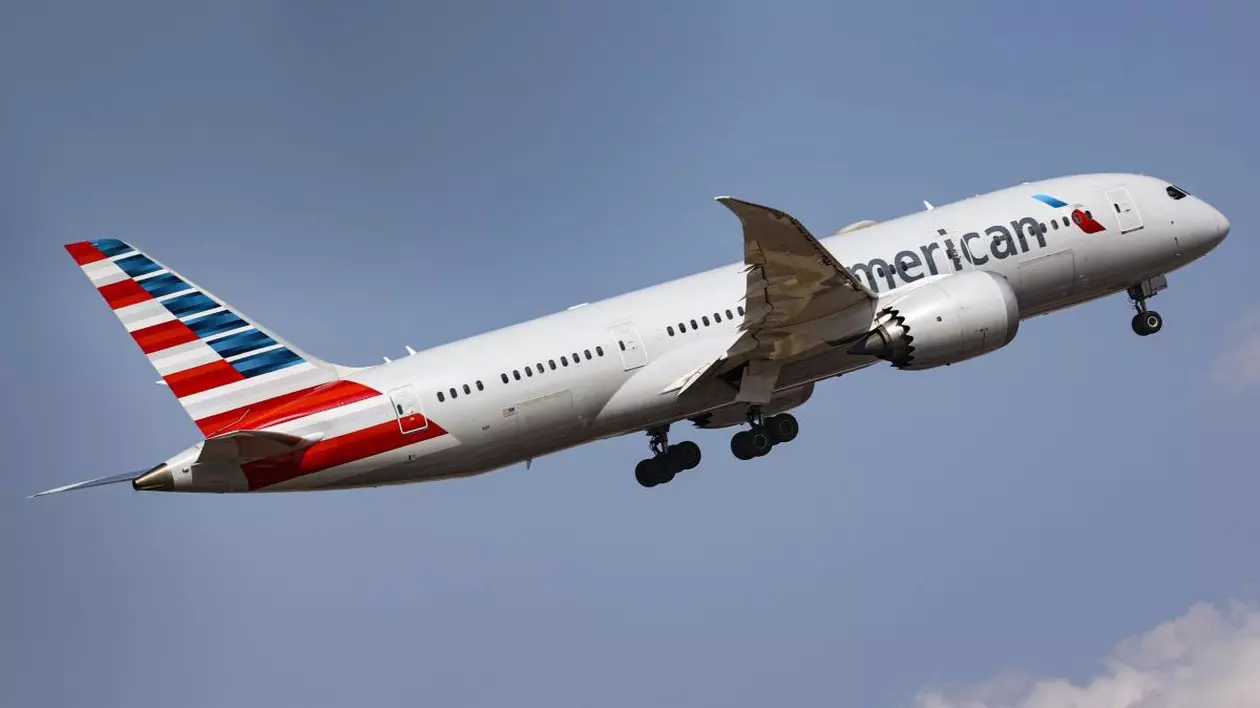 Un Boeing 787 Dreamliner al companiei American Airlines decolează de pe aeroportul internațional din Atena, Grecia
