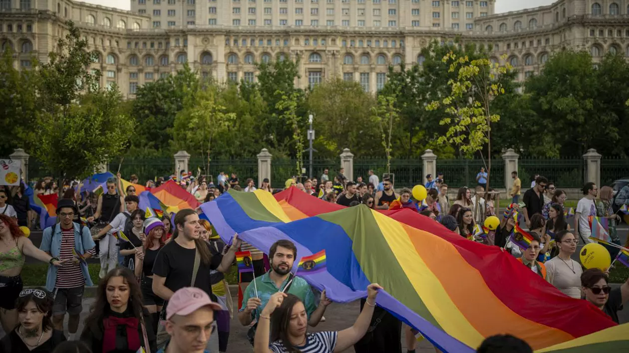 Membri si sustinatori ai comunitatii LGBTQIA+ participa la marsul Bucharest Pride, organizat de Asociatia ACCEPT, in Bucuresti, sambata, 29 iulie 2023