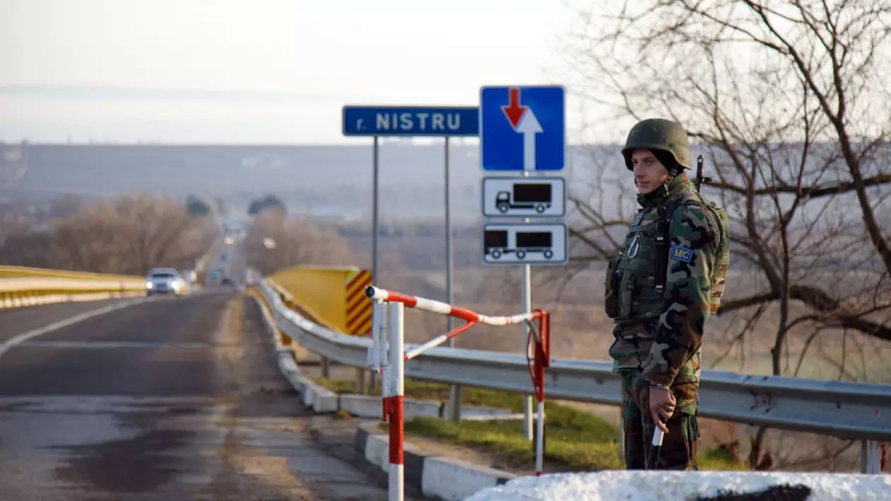 Militar la punctul de control din Tiraspol, regiunea transnistreană, Republica Moldova