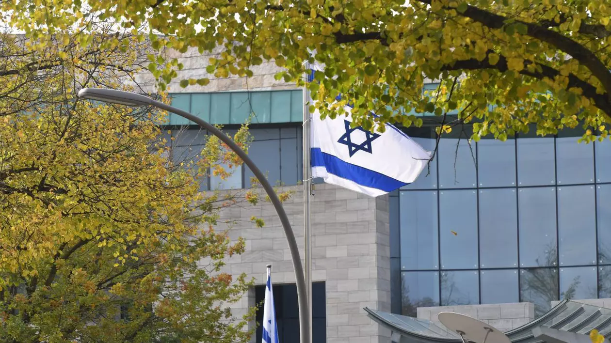 Steagul israelian flutură la ambasada Israelului din Berlin, Germania.