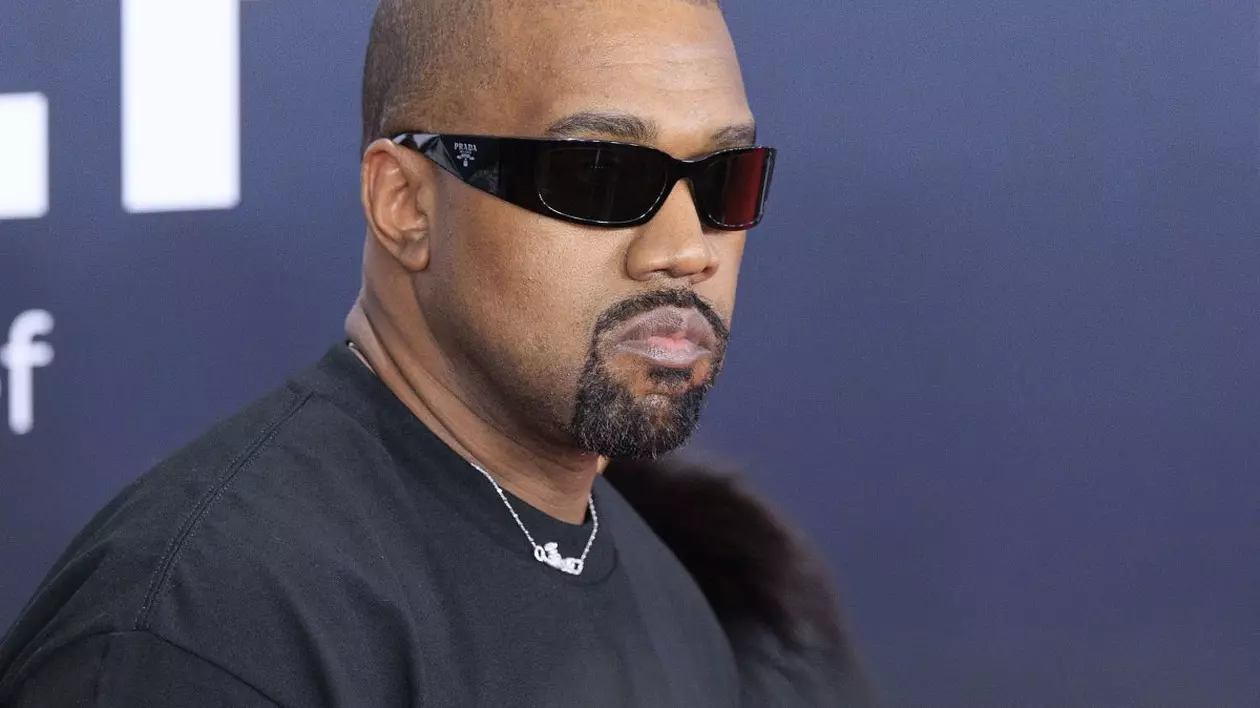 Kanye West pozează pe covorul roșu la cea de-a 67-a ediție a Premiilor Grammy de la Los Angeles, SUA