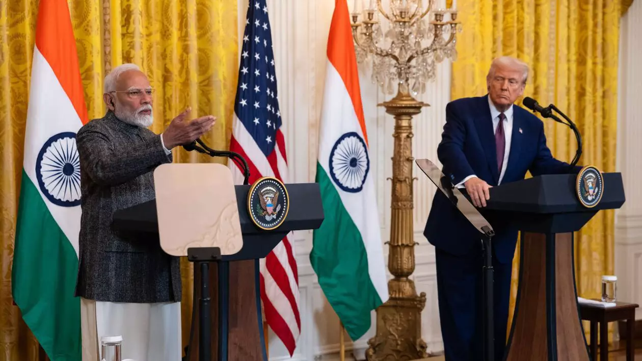 Cu stagurile SUA și Indiei în spate, prim-ministrul Indiei, Narendra Modi, și președintele SUA, Donald Trump, susțin o conferință de presă la Casa Albă, iunie 2025