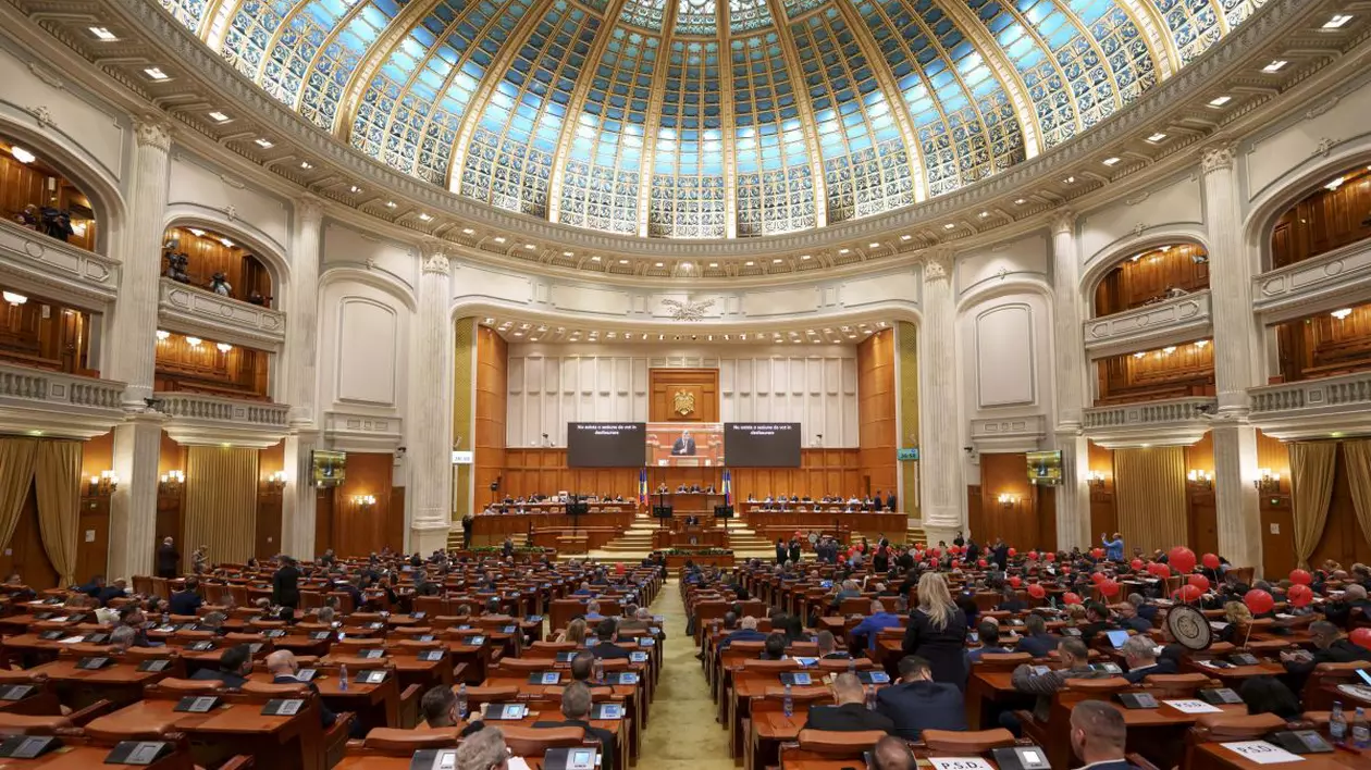 Premierul Marcel Ciolacu se adreseaza plenulului reunit al camerelor, in timpul dezbaterilor asupra motiunii de cenzura impotriva guvernului, vineri, 28 februarie 2025, in Parlament.