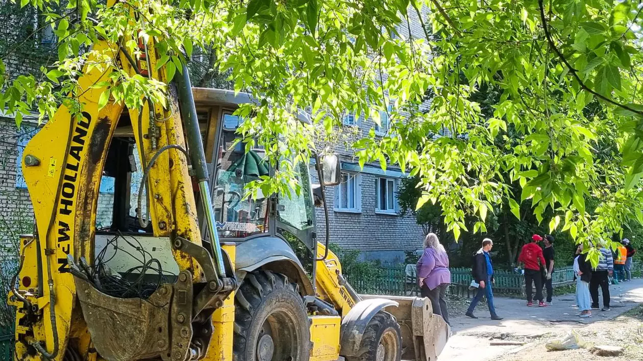 Un excavator este fotografiat la locul unui atac cu dronă, în Rusia
