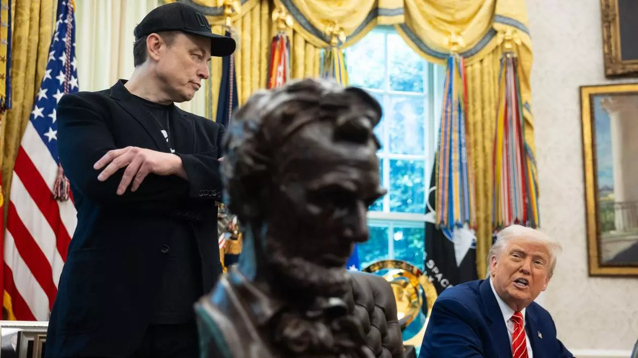 Președintele Statelor Unite, Donald Trump, participă la o conferință de presă alături de Elon Musk, director executiv al Tesla, SpaceX și X
