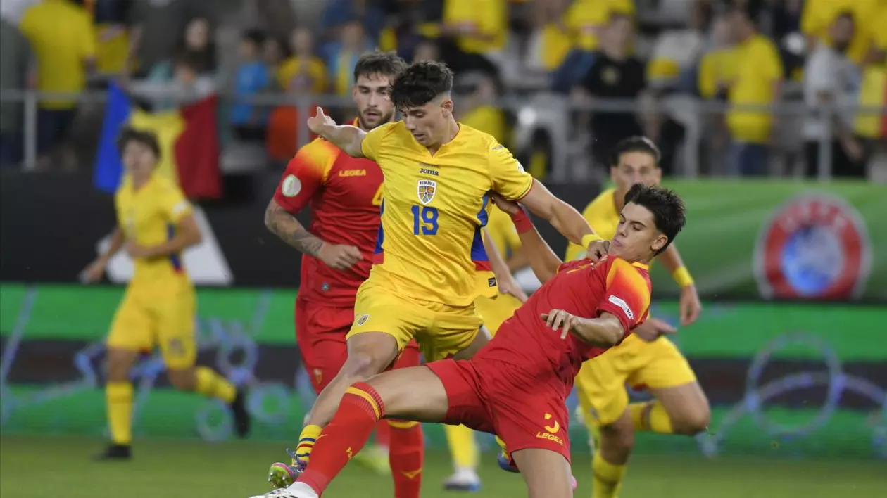 Ioan Vermesan (S), de la echipa nationala de fotbal a Romaniei U19, lupta pentru balon cu Bodin Tomasevic (D), de la selectionata Muntenegrului U19, din cadrul Campionatului European, disputat pe stadionul Arcul de Triumf din Bucuresti, vineri, 13 iunie 2025.