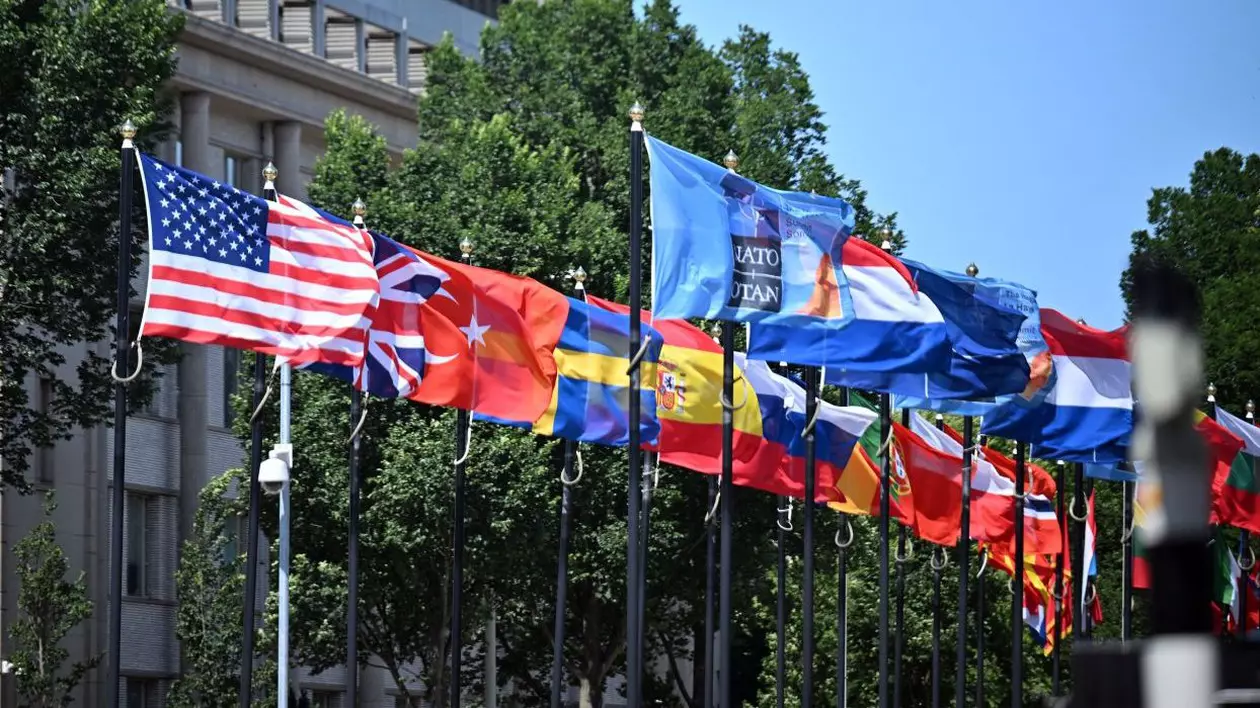 Stagurile țărilor membre NATO flutură în fața clădirii unde are loc Forumul Mondial de la Haga, Țările de Jos, pe 23 iunie 2025