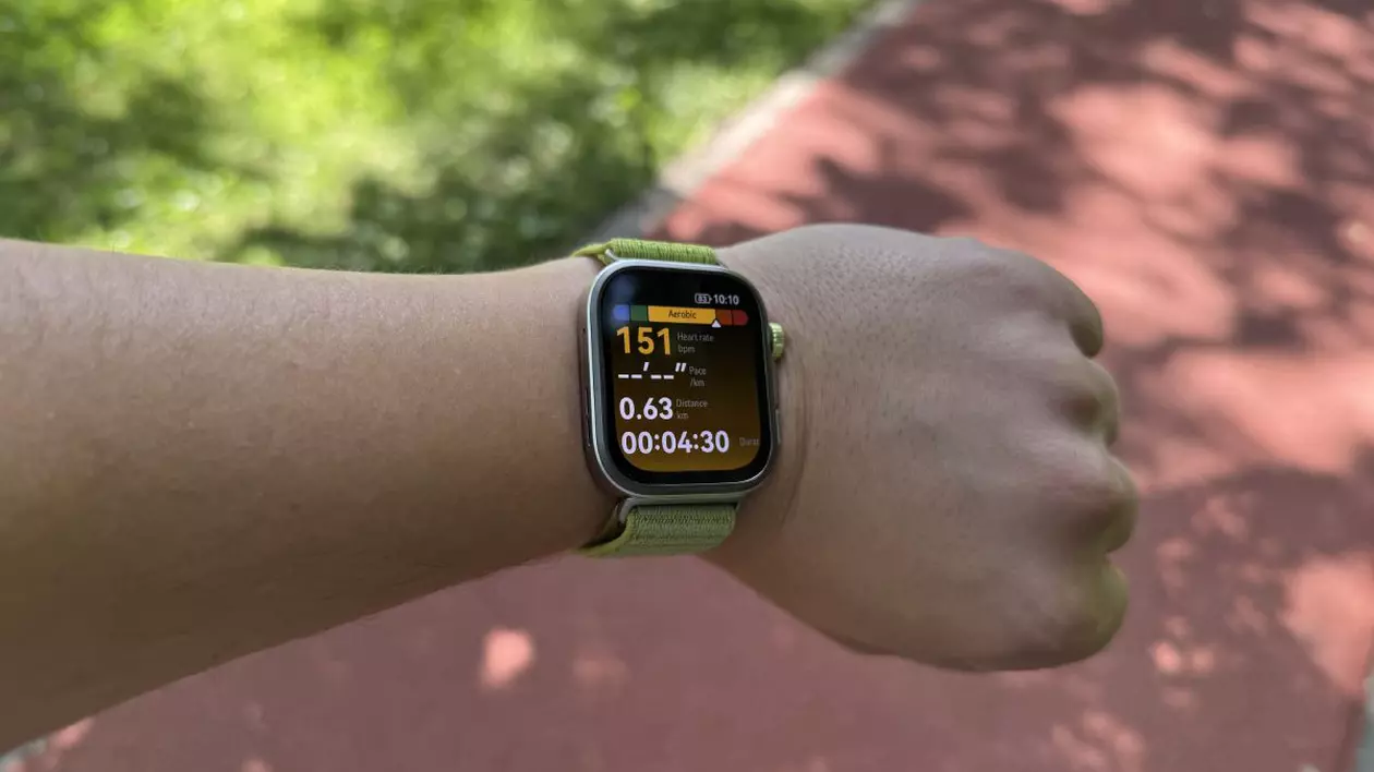 Un smartwatch Huawei Watch Fit 4 Pro de culoare verde, la încheietura unui bărbat în timpul unei sesiuni de alergare.