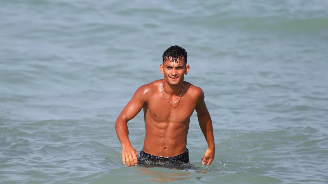 Un baiat in mare