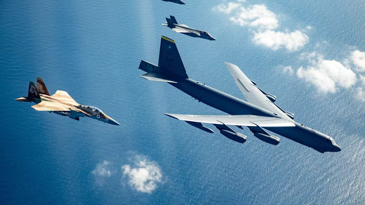 Avioane israeliene F35i și F15i alături de un bombardier american B-52