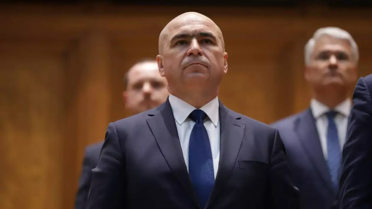 Ilie Bolojan surprins luni, 23 iunie 2025, în Parlament, în ziua în care membrii guvernului au depus jurământul. Poartă un sacou negru, o cămașă albă și o cravată albastră