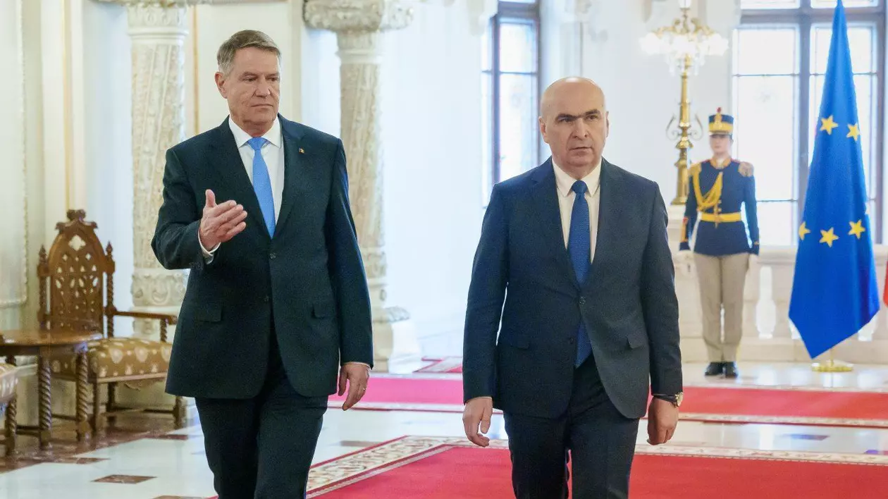 Klaus Iohannis și Ilie Bolojan în Palatul Cotroceni, când Iohannis i-a predat ștafeta președintelui interimar