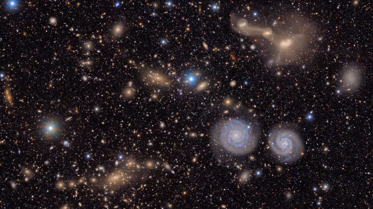 Imagine publicată de NSF-DOE pe 20 iunie 2025 arată o altă secțiune mică a vederii totale a clusterului Virgo de la Observatorul NSF-DOE Vera C. Rubin. Sunt vizibile două galaxii spirale proeminente (dreapta jos), trei galaxii care fuzionează (dreapta sus), mai multe grupuri de galaxii îndepărtate, multe stele din galaxia Calea Lactee