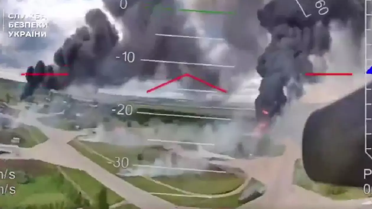 Imagini din timpul atacului de la aeorodromul Belaya, în sud-estul Siberiei Captură X @ServiceSsu