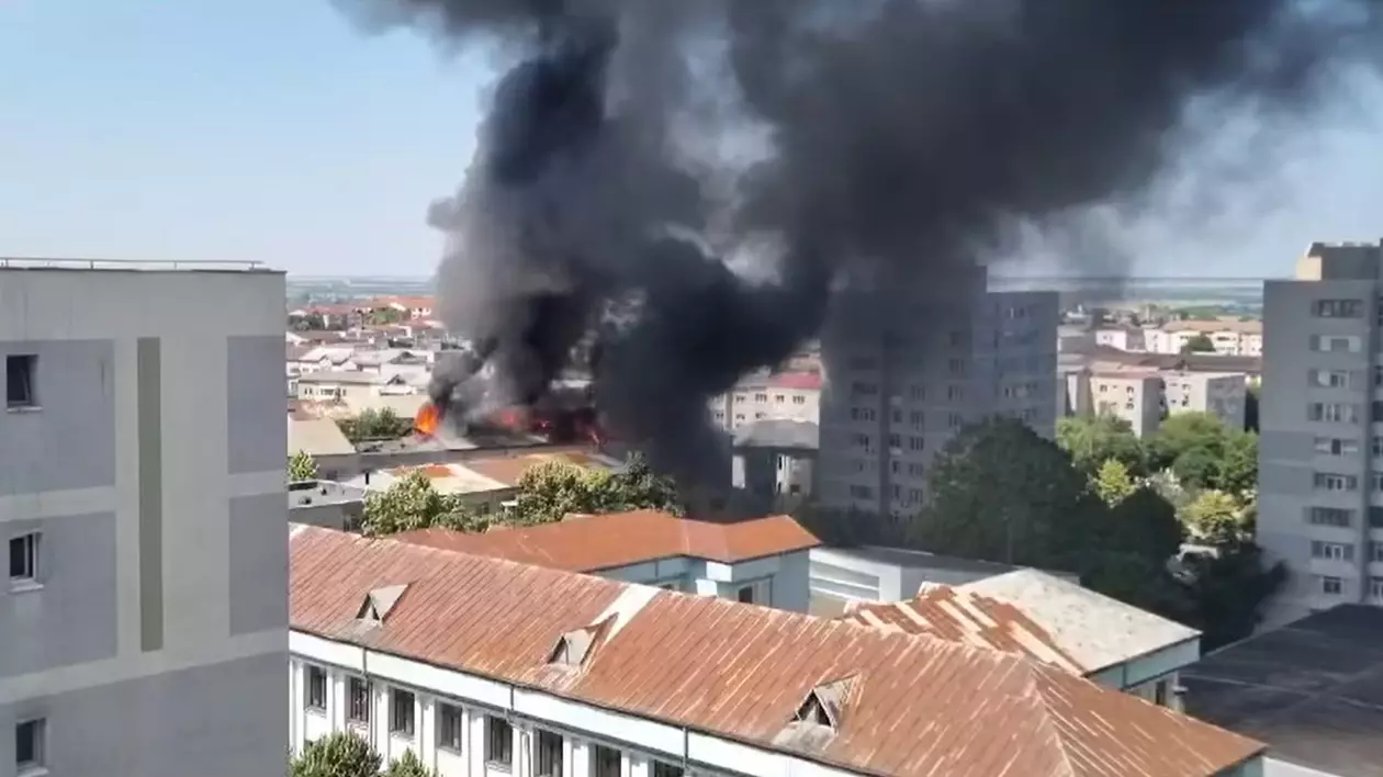 Acoperișul unui bloc din Slatina arde puternic. Oamenii au fost evacuați, focul s-a extins cu degajări mari de fum