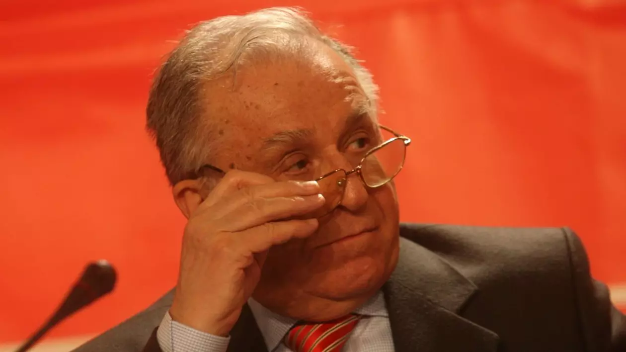 Ion Iliescu își fixează ochelarii cu mâna