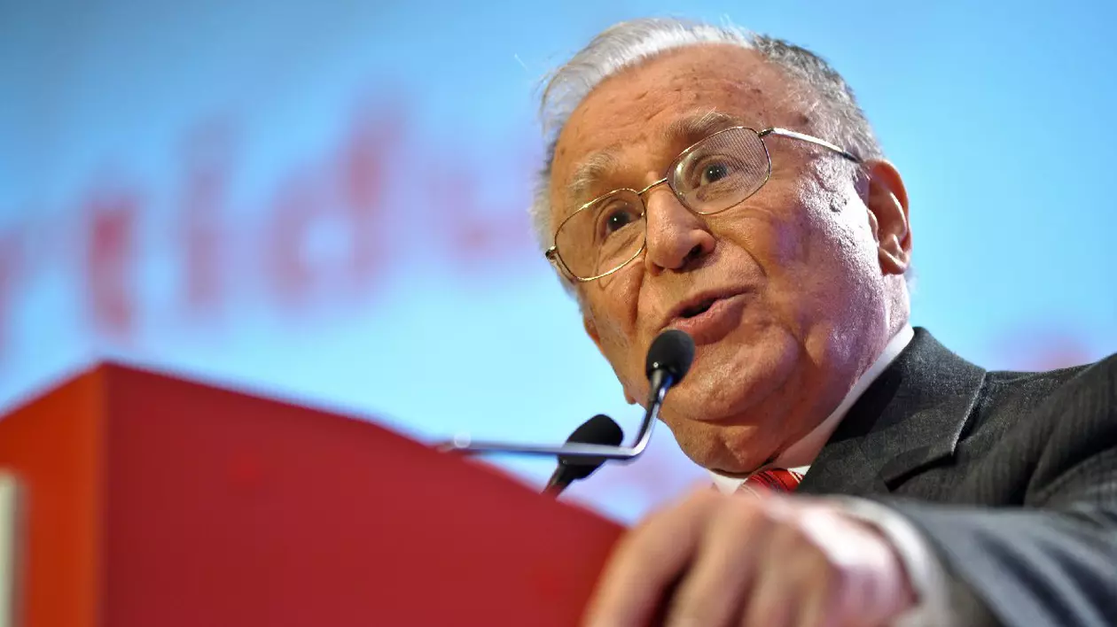 Ion Iliescu vorbeste in fata unui microfon, inspatele unui pupitru rosu, sustine un discurs, in timpul Congresului PSD 2013, in Bucuresti, vineri, 19 aprilie 2013