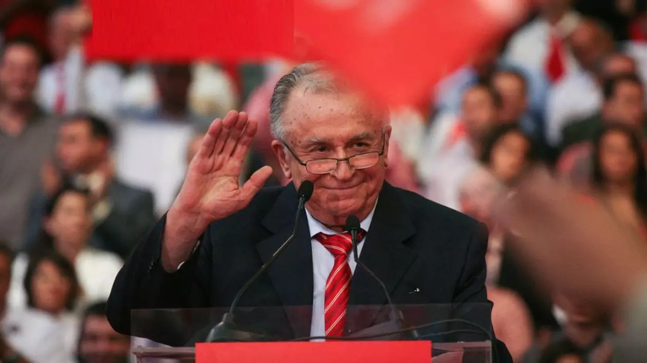 Politicianul Ion Iliescu participă la mitingul de campanie prezidențială al Partidului Social Democrat din România, la București, 2 octombrie 2009