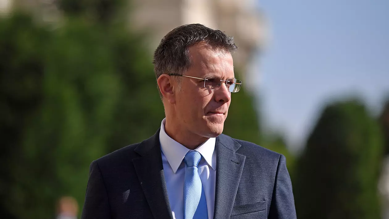 Ionut Mosteanu, ministrul apararii nationale, participa la ceremonia de predare-primire a mandatului ministerial, la sediul MApN