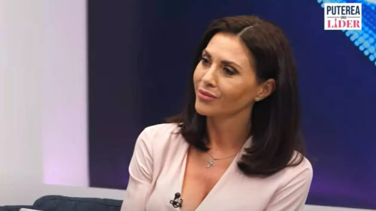 Irina Gologan surprinsă în timpul interviului cu Daciana Sârbu, în emisiunea „Puterea unui lider”