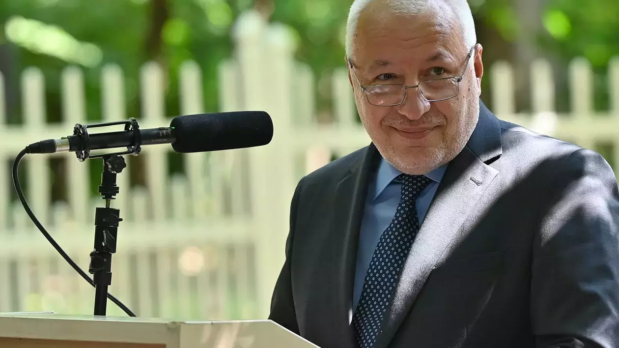 Iulian Fota, fost consilier prezidențial, vorbind la microfon