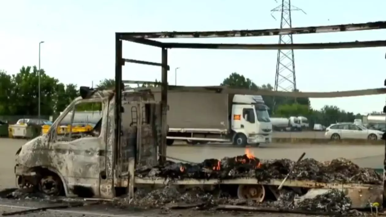 Imagine cu unul dintre cele șase vechiule care au fost incendiate