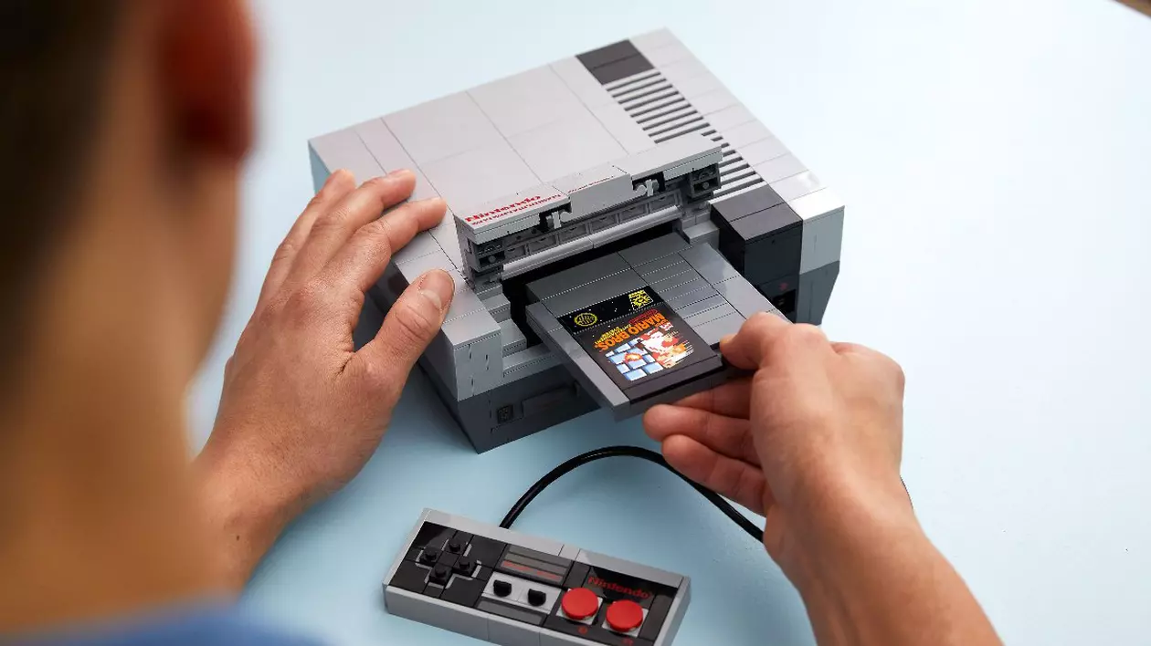 Fanii Lego Nostalgia își pot recrea acum copilăria din anii '80 - cu o consolă de jocuri Nintendo și un televizor construite din cărămizi Lego