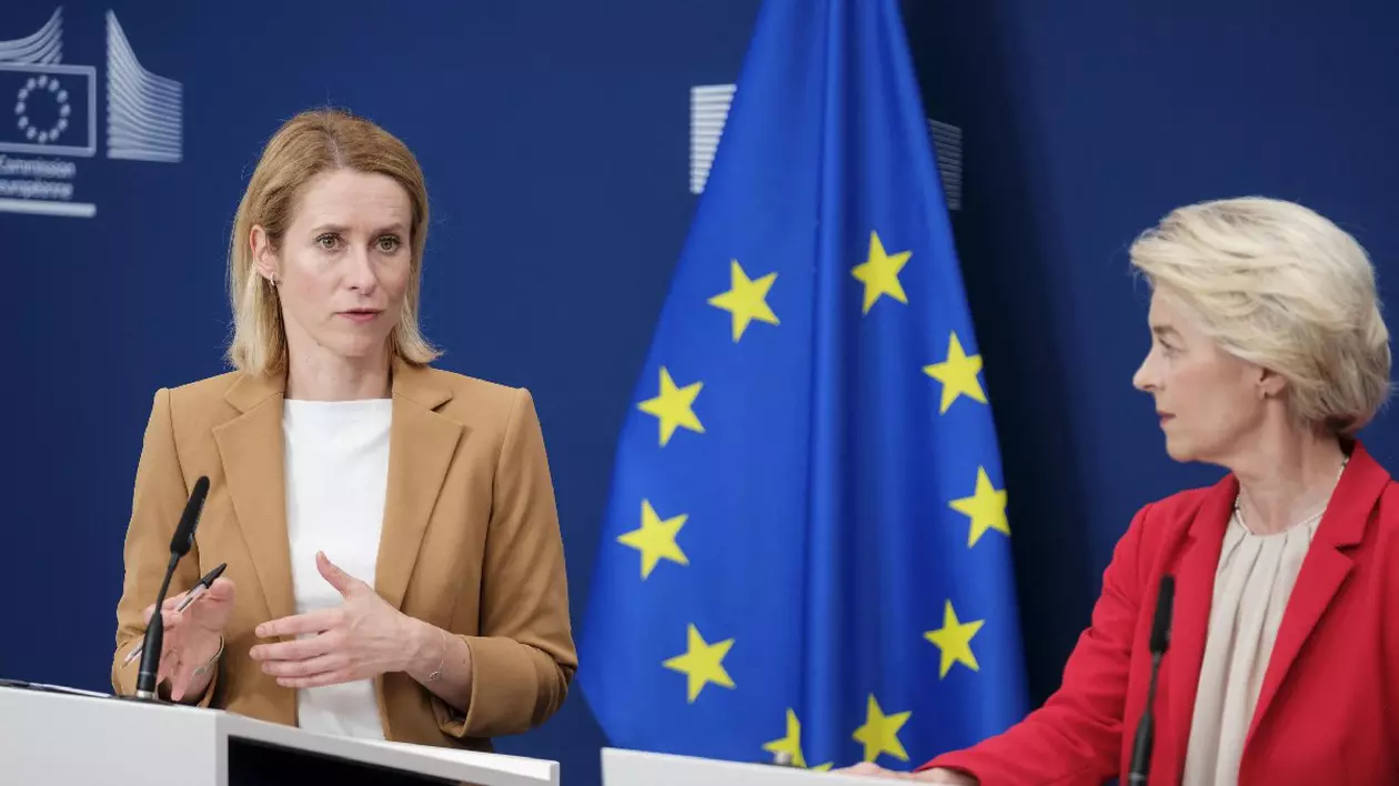 Vicepreședintele Comisiei Europene, Înaltul Reprezentant pentru afaceri externe și politica de securitate, Kaja Kallas (stânga), și președintele Comisiei Europene, Ursula von der Leyen (dreapta), vorbesc cu presa la sediul Comisiei Europene. Între cele două femei se vede steagul UE