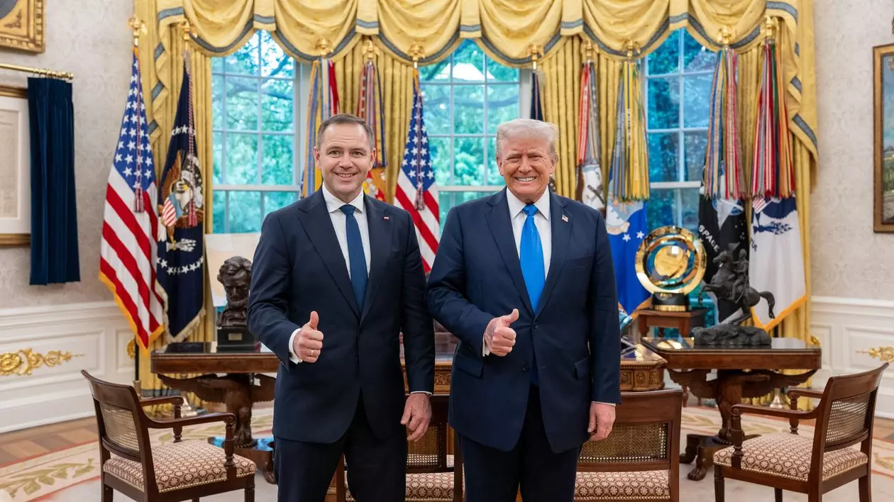 Karol Nawrocki (stânga), primit de Donald Trump la Casa Albă, pe 1 mai, înainte de primul tur al alegerilor prezidențiale din Polonia Foto: Profimedia