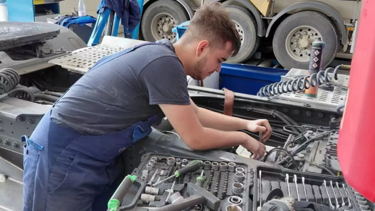 Andrei Popa, elevul din Bihor care a ajuns în finala europeana „Young car Mechanic” în timp de lucrează la o mașină